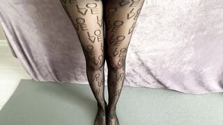 In Pantyhose Twists the Ass!