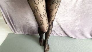 In Pantyhose Twists the Ass!