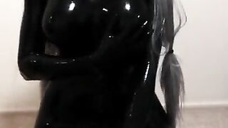 Kigurumi’s heavy latex vibration orgasm