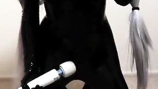 Kigurumi’s heavy latex vibration orgasm