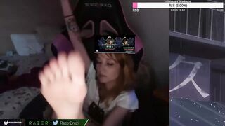 GAMER GIRL SHOWING FEET ON TWITCH