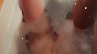 Magnifique MILF Française Qui Se Fait Jouir Rapidement Dans Son Bain Sur Snap!