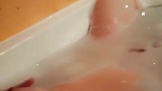 Magnifique MILF Française Qui Se Fait Jouir Rapidement Dans Son Bain Sur Snap!