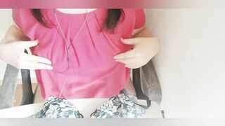 【人妻チャットオナニー】ブラを脱いで服の上から乳首をいじって最後は盛大にイっちゃうイケナイ奥様【ブログ見てね♪】