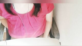 【人妻チャットオナニー】ブラを脱いで服の上から乳首をいじって最後は盛大にイっちゃうイケナイ奥様【ブログ見てね♪】