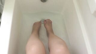 Amateur BBW MILF Wears Nude Pantyhose in Bathtub