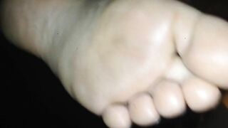 Foot ferish: masturbating on milf feet