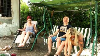 Lesbian Play Amica Annusa e Lecca i Piedi Alla Padrona Baci Alla Francese Outdoor Kink Italia BdSm