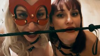 Trois coquines lesbiennes jouent à des jeux interdits ( BDSM - Fétichisme )