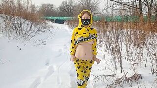 I went for a walk in the snow in my pajamas and undressed????‍♀️