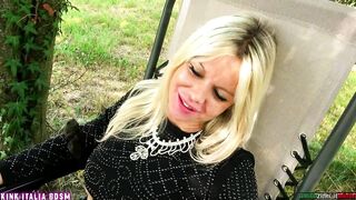 Schiava Teen Annusa i Piedi Nudi Alla Padrona Milf e si eccita FemDom Outdoor