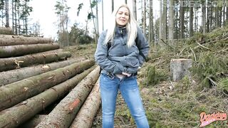 Haariger Busch pisst im Wald