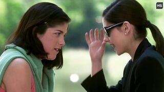 Selma Blair and Sarah Michelle Gellar – Hot Lesbian Kiss 4K