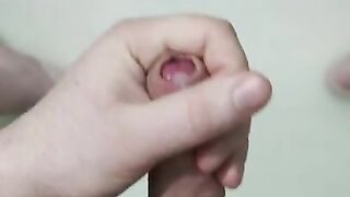 Быстро мастурбировал член ???? и кончил в ванной ????
