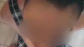 Une chienne soumise avale une grosse queue