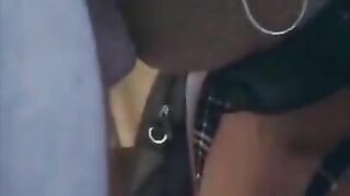 Une chienne soumise avale une grosse queue