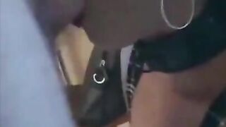 Une chienne soumise avale une grosse queue