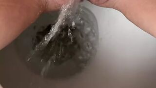 Mae sweet pussy pissing