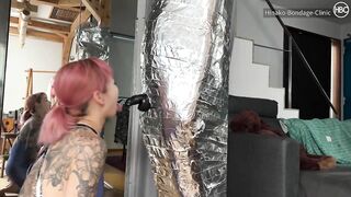 アルミニウムマミーで呼吸制御&ヴィーナス2000！手コキ！Aluminum Foil Duct Tape Mummification, Rubber Mask and Pink Zentai Suit