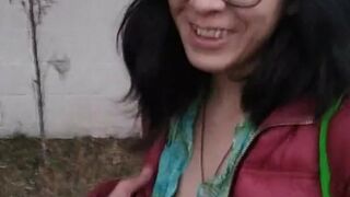 Enseñando tetas en público