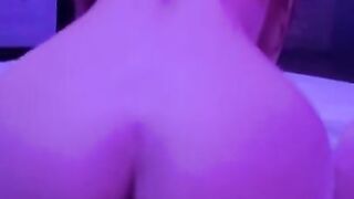 Jovencita culona cabalga de espalda POV