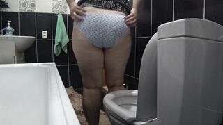 A mature milf with a thick big ass pisses on the toilet and wipes her hairy pussy with toilet paper. PAWG. ASMR. Home.