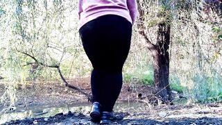 Curvy MILF in leggings pissing in the park