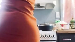 Pawg milf twerks while husband waits for dinner ????