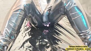 Fejira com Woman in shiny leather jacket masturbating to orgasm with two vibrators