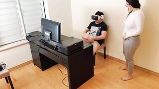 Hot mother masturbates next to her son's friend while he watches porn with virtual reality glasses