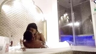 Me la cojo rico en el jacuzzi y se cae no aguanta ya sus piernas de tantos orgasmos