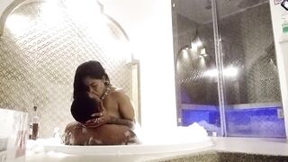 Me la cojo rico en el jacuzzi y se cae no aguanta ya sus piernas de tantos orgasmos