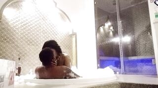 Me la cojo rico en el jacuzzi y se cae no aguanta ya sus piernas de tantos orgasmos