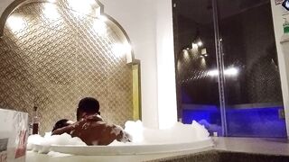 Me la cojo rico en el jacuzzi y se cae no aguanta ya sus piernas de tantos orgasmos