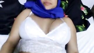 Hijab de Marruecos le hacen un rico sexo oral y juega con su amiguito