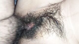 Me abre de piernas y se viene en mi vagina