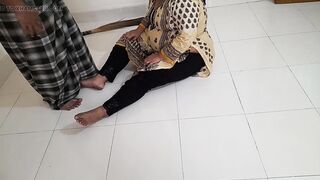 Desi Priya Aunty ko Jabardasti chudai mast jab vah vyayam kar raha tha - Huge ass fuck & cum inside