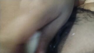 Menstruando me masturbo con una vela