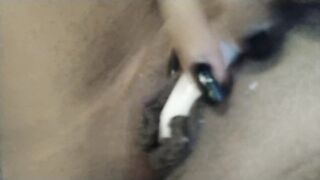 Menstruando me masturbo con una vela