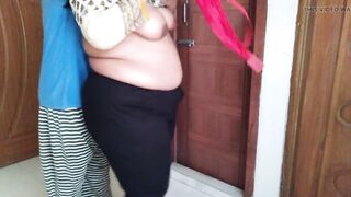 Red Color Bra bechne vale ne Tamil hot aunty ko chodne par majbor kiy (Indian sexy aunty fucking with bra seller) CumSho