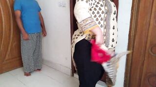 Red Color Bra bechne vale ne Tamil hot aunty ko chodne par majbor kiy (Indian sexy aunty fucking with bra seller) CumSho