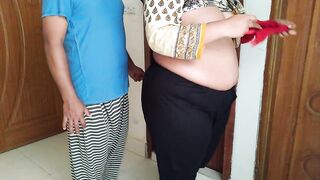 Red Color Bra bechne vale ne Tamil hot aunty ko chodne par majbor kiy (Indian sexy aunty fucking with bra seller) CumSho