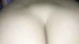 Ella monta mi polla como un POV cuando mi hermanastra no está en casa