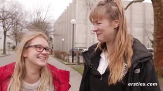 Heißes Vergnügen in der Universitätsbibliothek mit Holly und Ida