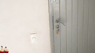 Minha esposa mostra o corpo na varanda e no jardim da frente