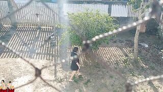 Minha esposa mostra o corpo na varanda e no jardim da frente