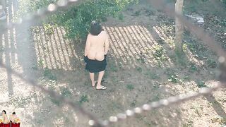 Minha esposa mostra o corpo na varanda e no jardim da frente