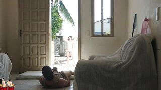 Minha esposa mostra o corpo na varanda e no jardim da frente