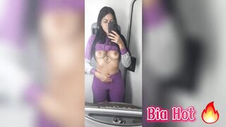 Bia Hot Morena safada com tesao bate uma siririca no banheiro do onibus