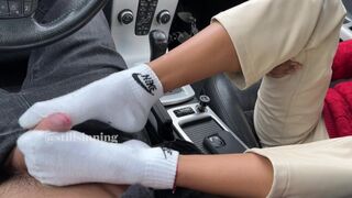 Babe gives Sweaty Roadtrip SOCKJOB ????